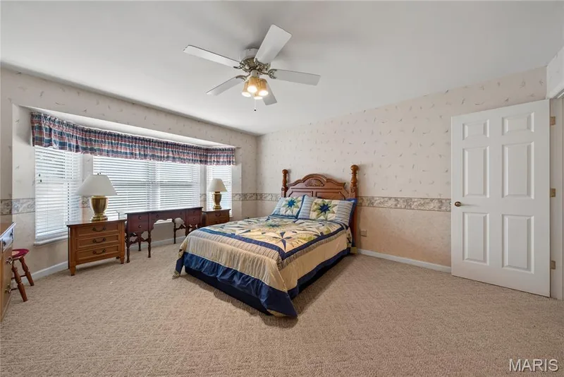Primary suite with bay window, walk in closet and luxury bath — 912 Palmer Court #12, Lake St. Louis, MO 63367