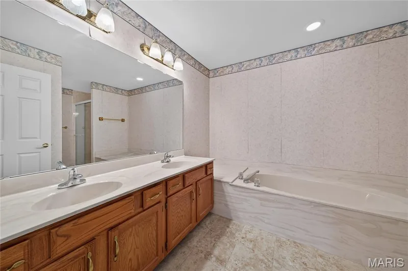 Double sink vanity and soaking tub — 912 Palmer Court #12, Lake St. Louis, MO 63367