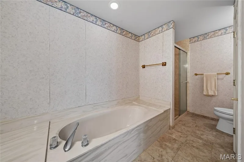 Soaking tub and separate shower — 912 Palmer Court #12, Lake St. Louis, MO 63367