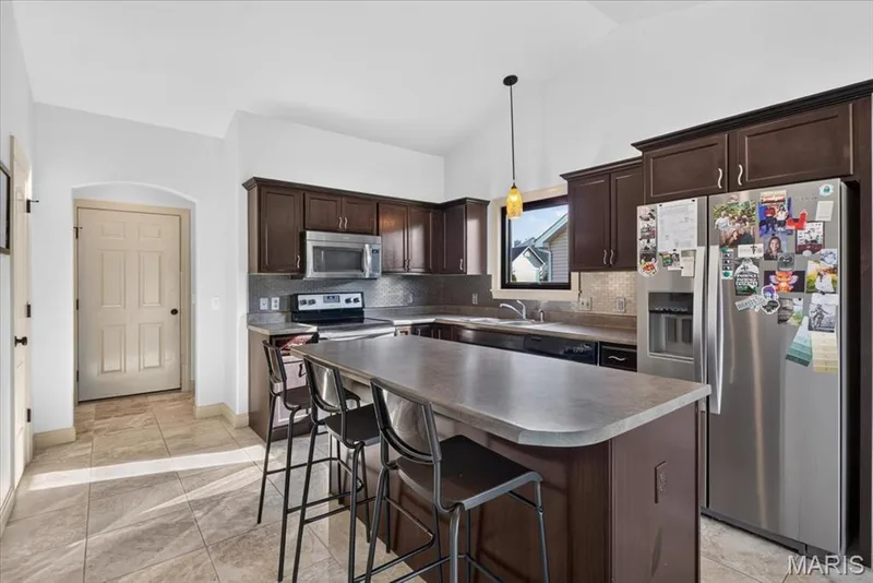 136 Prairie Bluffs Drive, Wentzville, MO 63385 — listing photo 3 of 40