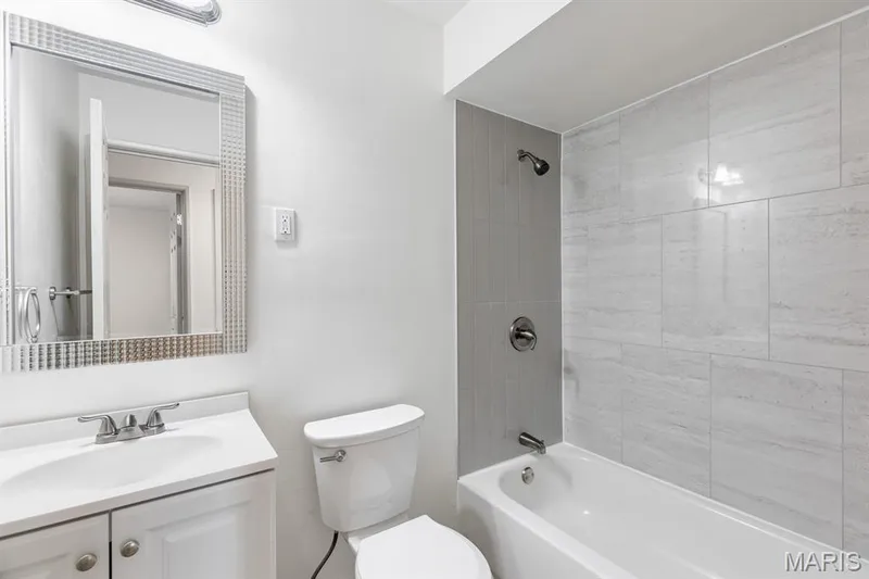 Hall Bath/Guest Bath — 3424 La Salle Drive, St Charles, MO 63301