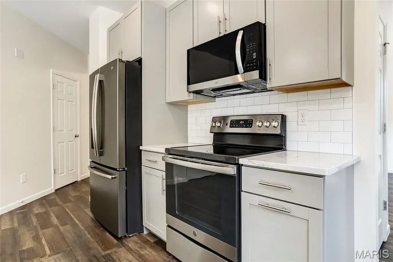 Stainless steel appliances. Refrigerator stays. — 456 Dusty Brook Drive, O'Fallon, MO 63366