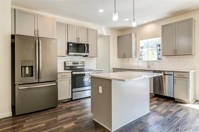 42" grey shaker cabinets — 456 Dusty Brook Drive, O'Fallon, MO 63366