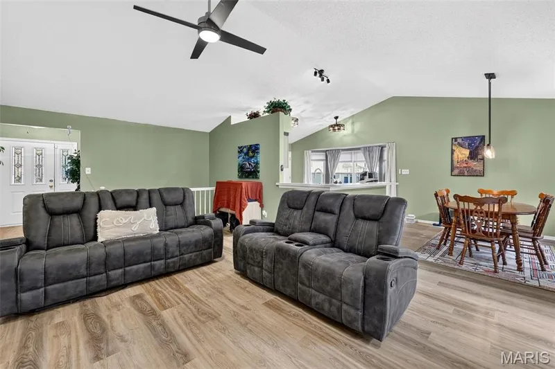72 Hickoryshade Court, St Peters, MO 63376 — listing photo 4 of 25