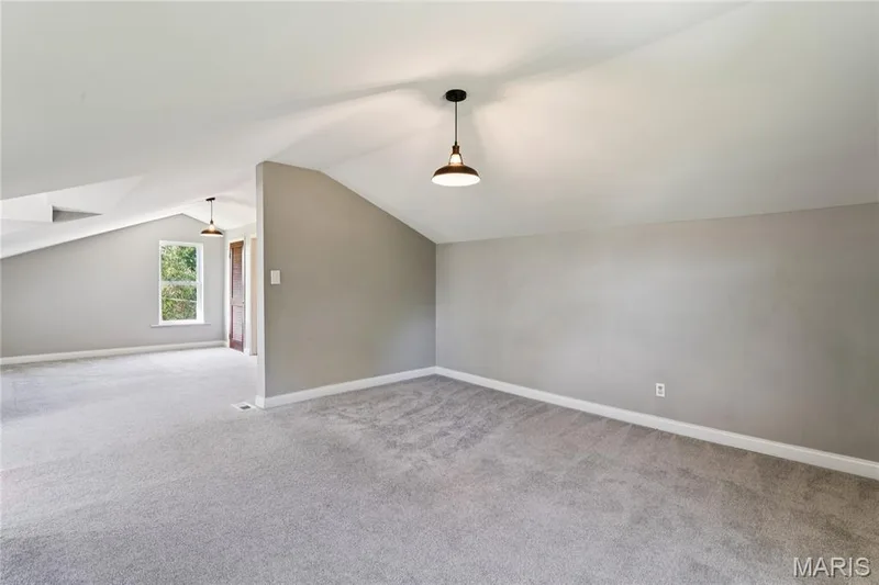 Vaulted ceilings, pendant lighting, neutral wall tones, and light-toned carpeting — 435 Highway T, Foristell, MO 63348