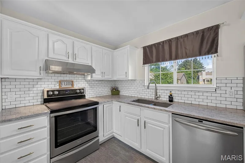 Granite Countertops, Tile Backsplash and Stainless Steel Appliances — 74 Sugar Glen Court #6, St Peters, MO 63376