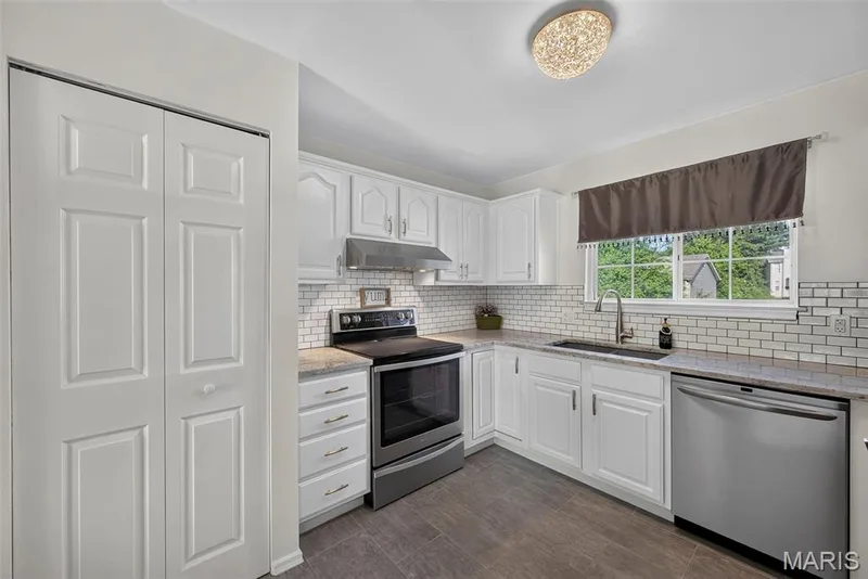 Granite Countertops, Tile Backsplash and Stainless Steel Appliances — 74 Sugar Glen Court #6, St Peters, MO 63376