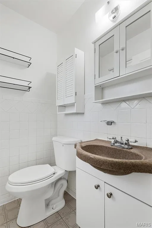 Half bath in primary bedroom — 109 Meadowlark Lane, St Charles, MO 63301