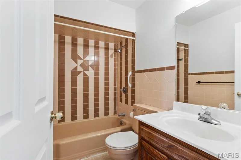 Full bathroom in hallway — 109 Meadowlark Lane, St Charles, MO 63301