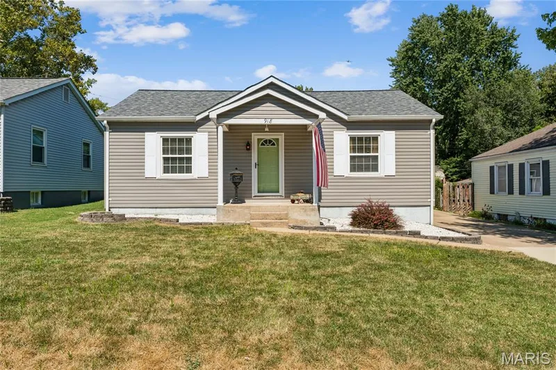 918 Perry Street, St Charles, MO 63301 — listing photo 1 of 30