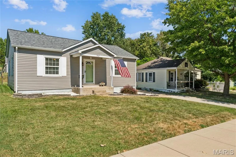 918 Perry Street, St Charles, MO 63301 — listing photo 2 of 30