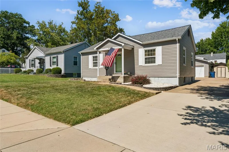 918 Perry Street, St Charles, MO 63301 — listing photo 3 of 30