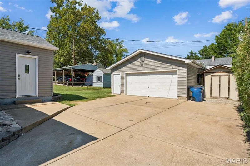 918 Perry Street, St Charles, MO 63301 — listing photo 4 of 30