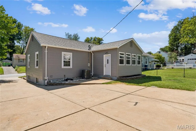 918 Perry Street, St Charles, MO 63301 — listing photo 5 of 30