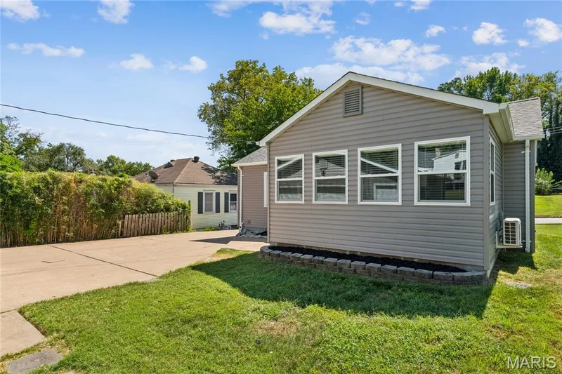 918 Perry Street, St Charles, MO 63301 — listing photo 6 of 30