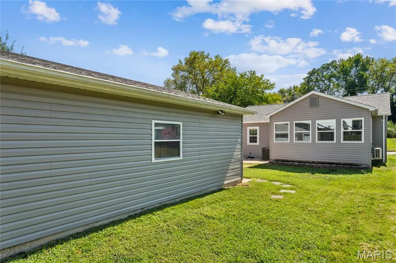 918 Perry Street, St Charles, MO 63301 — listing photo 7 of 30