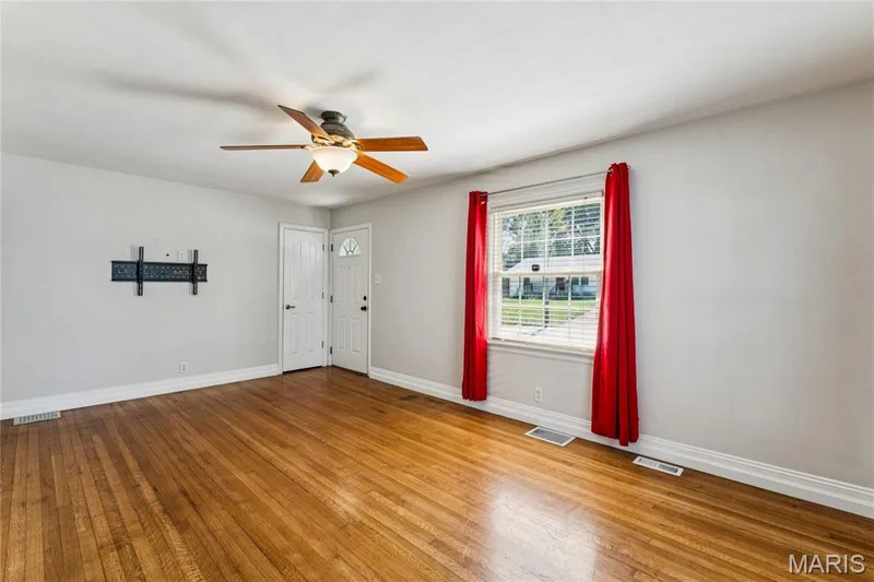 918 Perry Street, St Charles, MO 63301 — listing photo 9 of 30