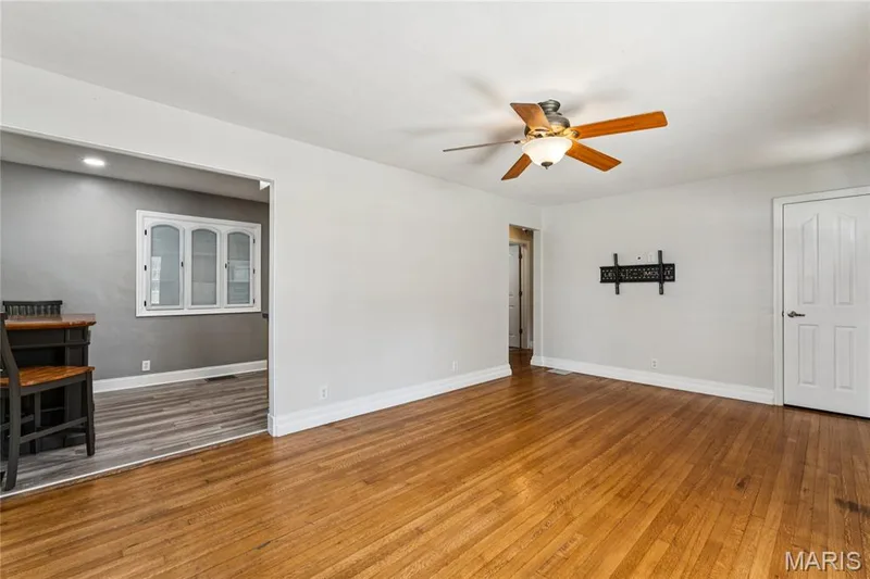 918 Perry Street, St Charles, MO 63301 — listing photo 10 of 30
