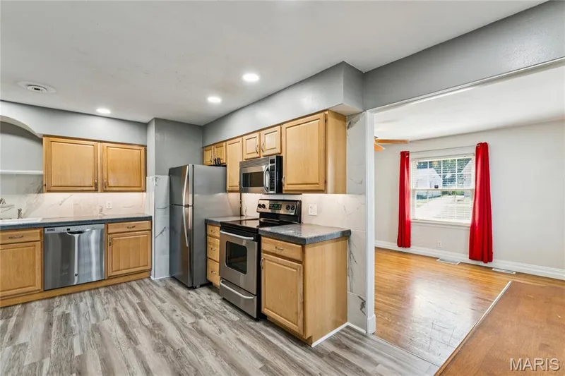 918 Perry Street, St Charles, MO 63301 — listing photo 12 of 30
