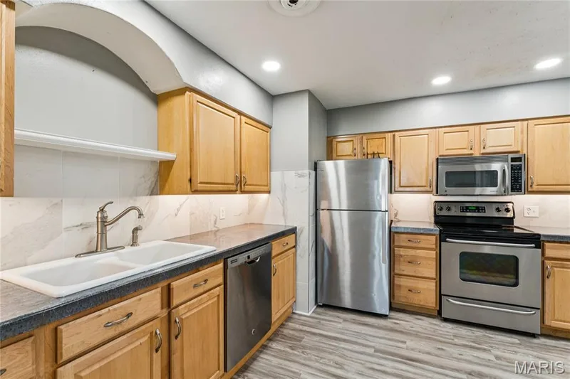 918 Perry Street, St Charles, MO 63301 — listing photo 13 of 30