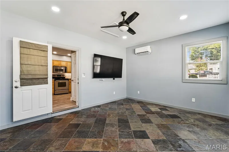 918 Perry Street, St Charles, MO 63301 — listing photo 14 of 30