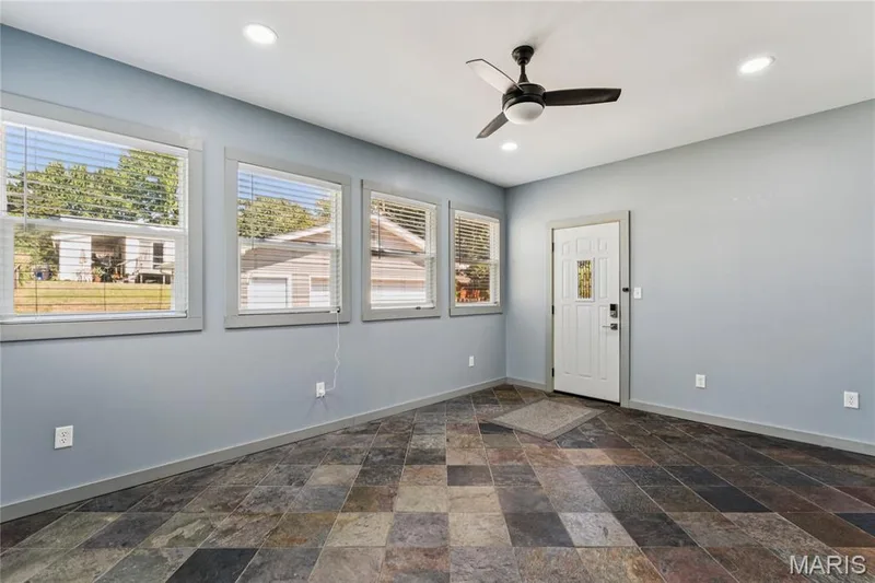 918 Perry Street, St Charles, MO 63301 — listing photo 15 of 30