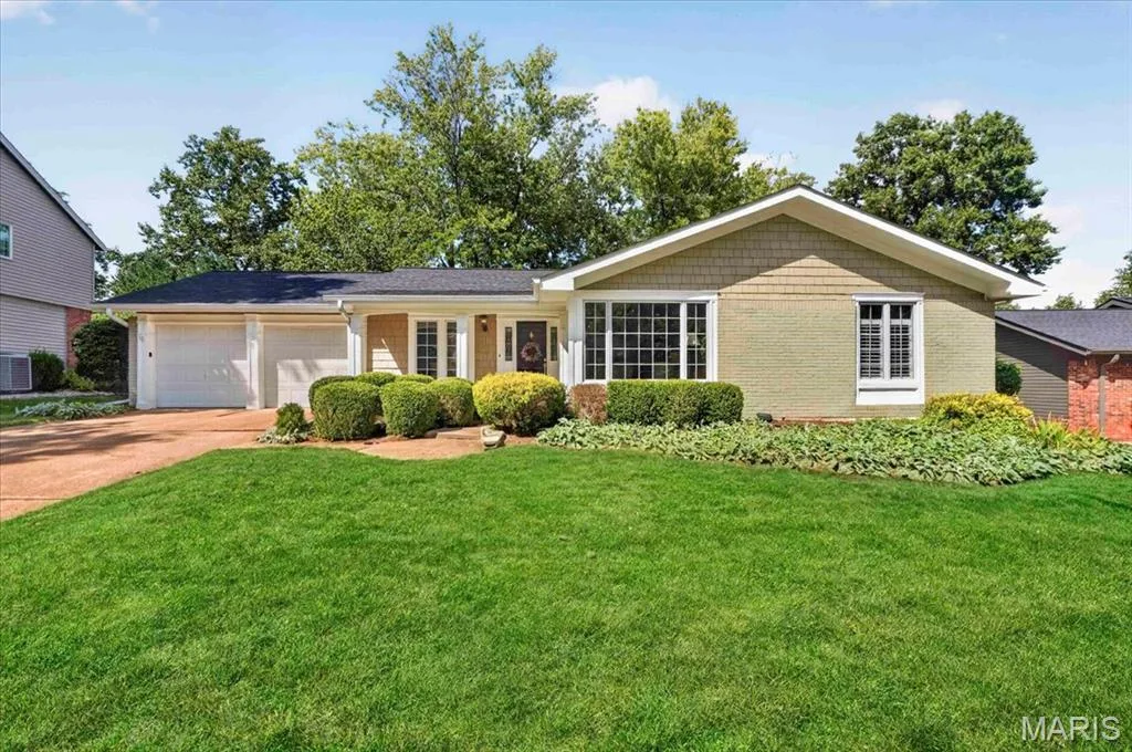 15345 Country Ridge Drive, Chesterfield, MO 63017 — listing photo 1 of 32
