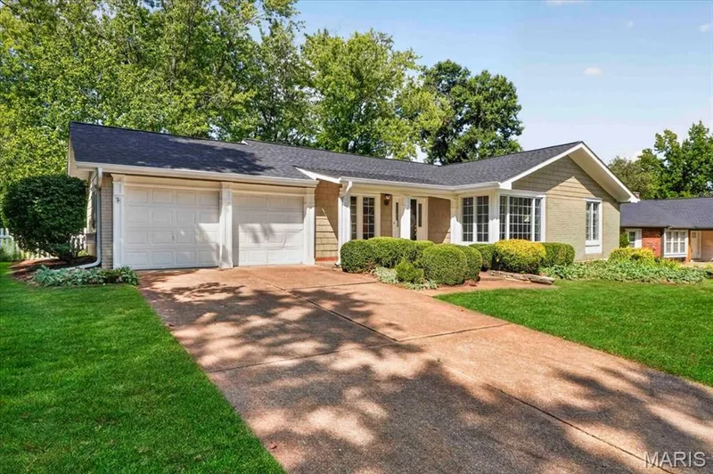 15345 Country Ridge Drive, Chesterfield, MO 63017 — listing photo 2 of 32