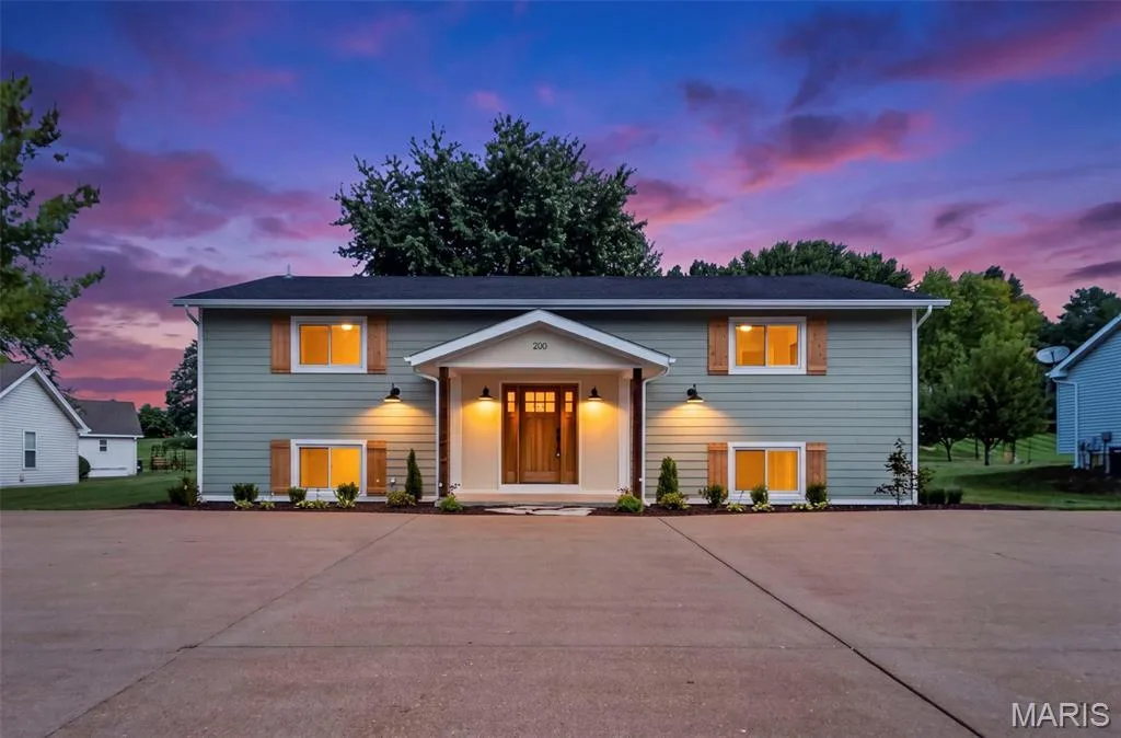 200 Park Charles Boulevard S, St Peters, MO 63376 — listing photo 1 of 61