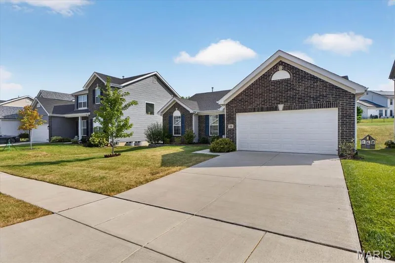 132 Prairie Wind Drive, Wentzville, MO 63385 — listing photo 2 of 31