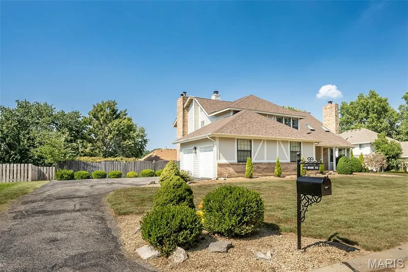 Side entry oversized 2 car garage with extra parking — 440 Meramec Way, St Charles, MO 63303