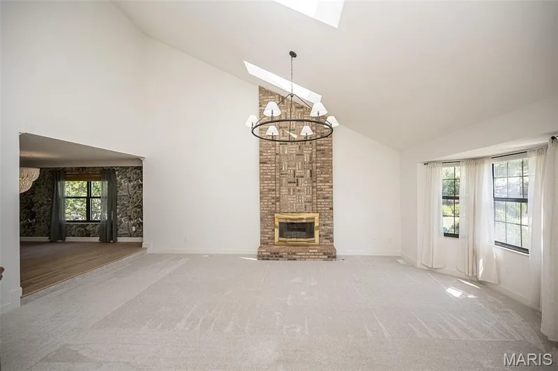 Skylights and bay window flood the space with natural light! — 440 Meramec Way, St Charles, MO 63303