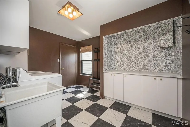 Gorgeous main floor laundry with utility sink and extra storage! — 440 Meramec Way, St Charles, MO 63303