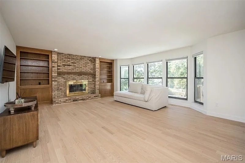 Family room flows right off the kitchen and breakfast room and features a bay window for tons of natural light — 440 Meramec Way, St Charles, MO 63303