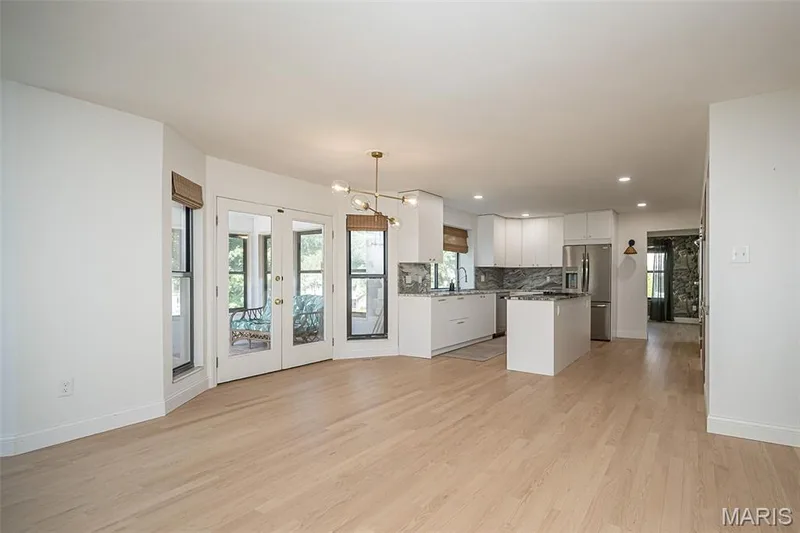 Breakfast room flows leads out into the screened in deck. — 440 Meramec Way, St Charles, MO 63303