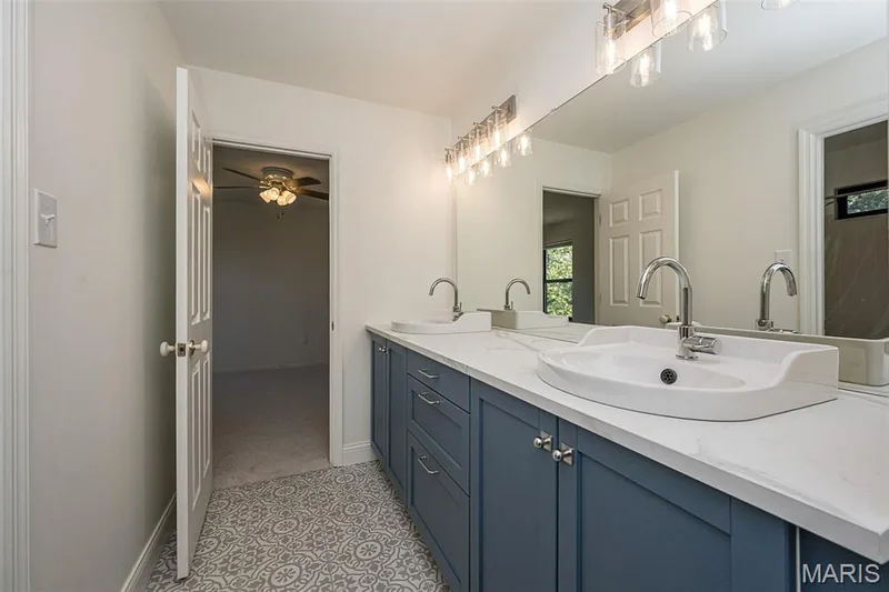 Upstairs bedroom 2 and 3 share a jack and jill bathroom — 440 Meramec Way, St Charles, MO 63303