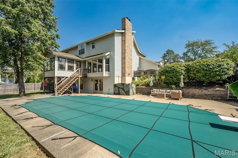 Pool features a diving board! — 440 Meramec Way, St Charles, MO 63303