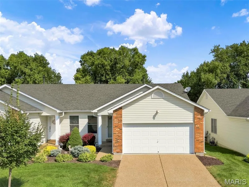 105 Maryland Drive #94B, O'Fallon, MO 63366 — listing photo 2 of 27