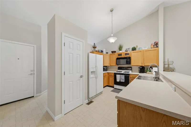 105 Maryland Drive #94B, O'Fallon, MO 63366 — listing photo 16 of 27