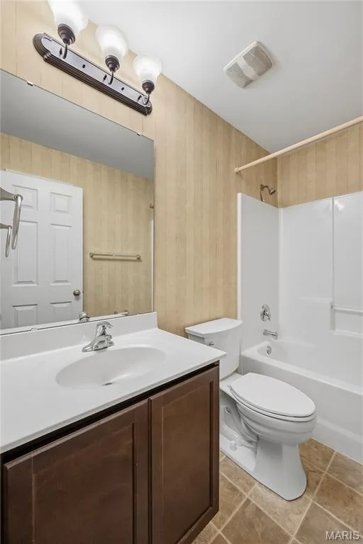 Secondary Bathroom — 1700 Coupru Court, St Peters, MO 63376