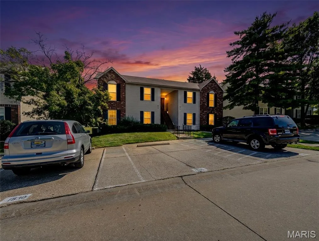 1524 Surrey Lane #D, St Charles, MO 63304 — listing photo 1 of 27