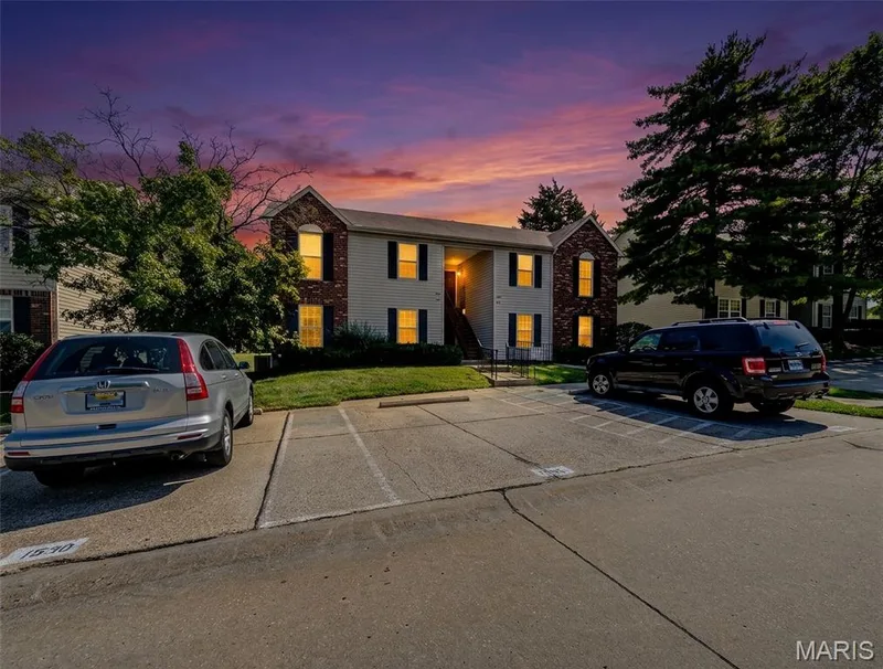 1524 Surrey Lane #D, St Charles, MO 63304 — listing photo 1 of 27