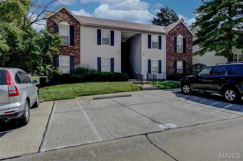 1524 Surrey Lane #D, St Charles, MO 63304 — listing photo 2 of 27
