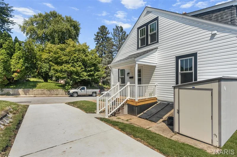 700 S Benton, St Charles, MO 63301 — listing photo 6 of 34