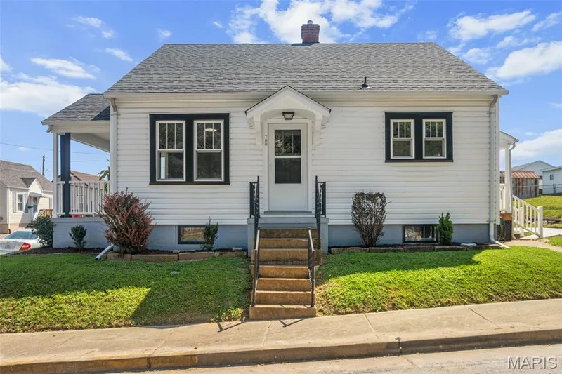 700 S Benton, St Charles, MO 63301 — listing photo 1 of 34