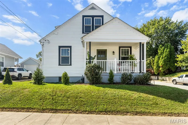 700 S Benton, St Charles, MO 63301 — listing photo 2 of 34
