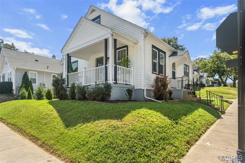 700 S Benton, St Charles, MO 63301 — listing photo 3 of 34