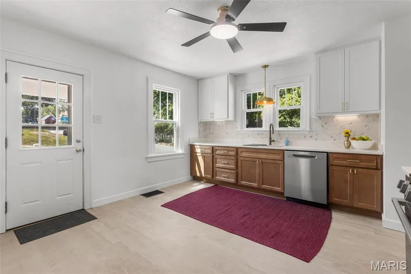 700 S Benton, St Charles, MO 63301 — listing photo 12 of 34