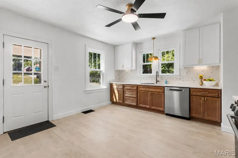 700 S Benton, St Charles, MO 63301 — listing photo 11 of 34