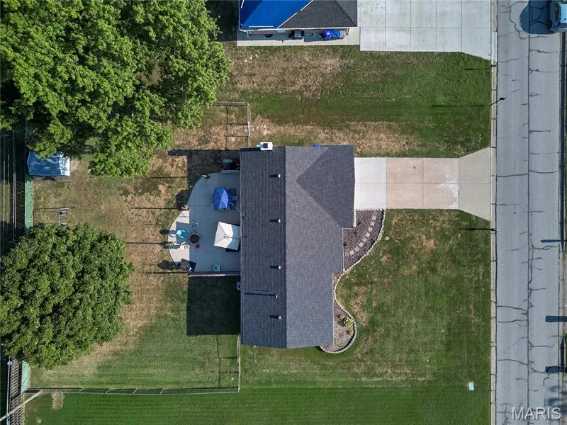 Asphalt shingle roof, concrete driveway, concrete patio, landscaped garden bed — 415 Westridge Drive, O'Fallon, MO 63366